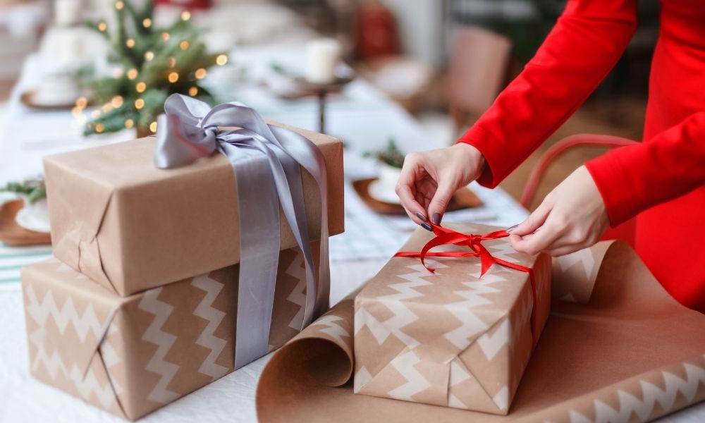 How to “Sleigh” Your Holiday Shipping: 4 Tips “Yule” Love